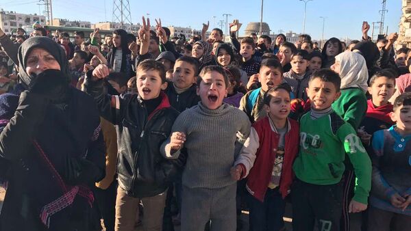 Os habitantes de Aleppo após a evacuação dos militantes e seus familiares da parte oriental da cidade - Sputnik Brasil