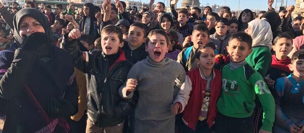 Os habitantes de Aleppo após a evacuação dos militantes e seus familiares da parte oriental da cidade - Sputnik Brasil