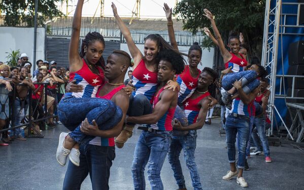 Dançadores de rumba durante apresentação em homenagem a Fidel Castro, Havana - Sputnik Brasil