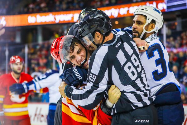 Jogadores de hóquei Garnet Hathaway (64) e Dustin Byfuglien (33) lutam pelo disco de borracha - Sputnik Brasil