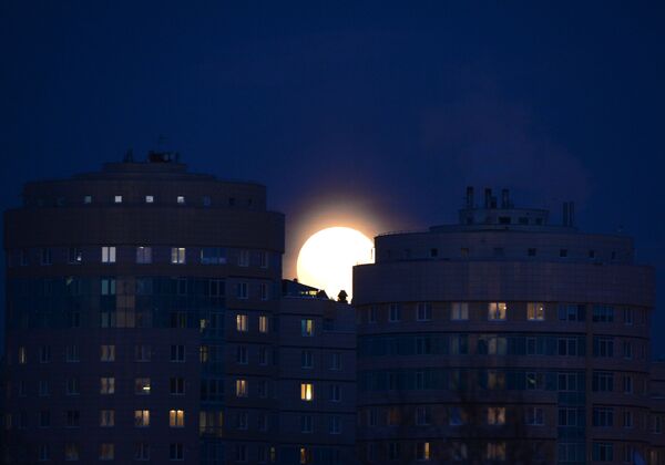 Superlua no céu da cidade russa de Ekaterinburgo - Sputnik Brasil