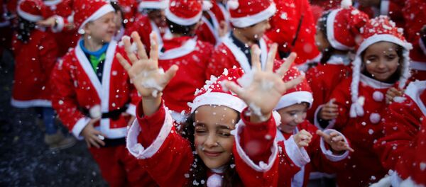 Crianças vestidas de Papai Noel durante a parada tradicional de caridade em Lisboa Crianças vestidas de Papai Noel durante a parada tradicional de caridade em Lisboa - Sputnik Brasil