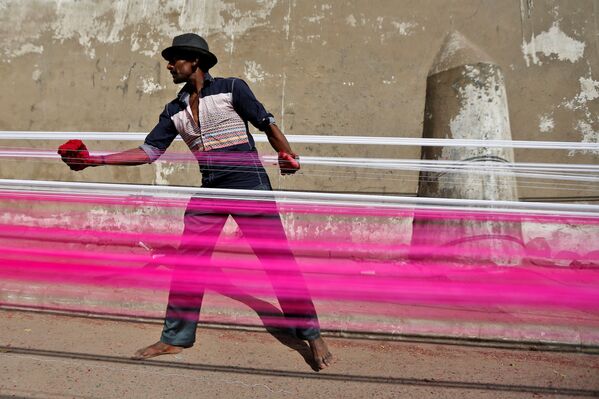 Homem hindu pinta fios para papagaios em rodovia na Índia - Sputnik Brasil