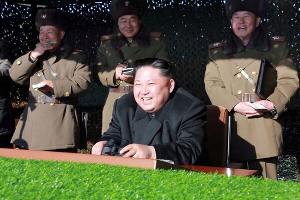 Líder norte coreano, Kim Jong-un, observa treinamento militar (a foto sem data foi divulgada pela agência de notícias central da Coreia do Norte em 11 de dezembro de 2016) - Sputnik Brasil