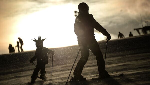 Pessoas esquiam (foto de arquivo) - Sputnik Brasil