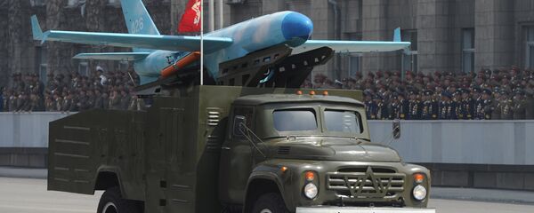 O caminhão Zil-130 que transporta um drone norte-coreano no desfile militar que marca o 100º aniversário do fundador da Coreia do Norte, Kim Il Sung, em Pyongyang. 15 de abril de 2012. - Sputnik Brasil