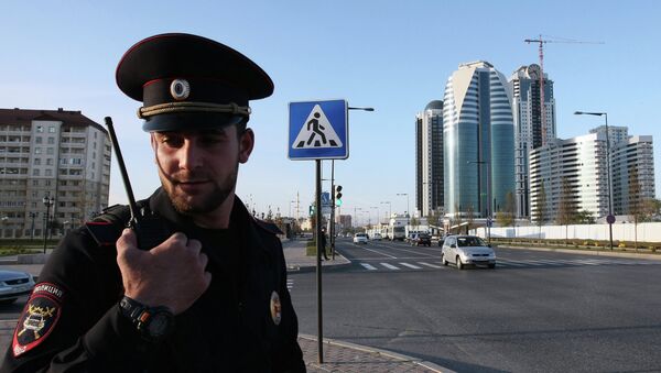 Um policial numa rua de Grozny, Chechênia, Rússia - Sputnik Brasil