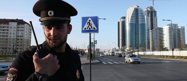 Um policial numa rua de Grozny, Chechênia, Rússia - Sputnik Brasil