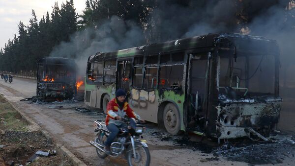 Extremistas atacam e incendiam ônibus de evacuação na Síria, 18 de dezembro de 2016 - Sputnik Brasil