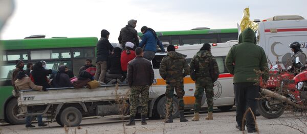 Evacuação da cidade síria de Aleppo - Sputnik Brasil