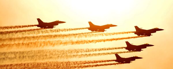 Caças F-16 da Força Aérea da Coreia do Sul realizam voo de demonstração durante a Exibição Internacional Aeroespacial e da Defeca em Seul, no aeroporto militar de Seongnam, no sul de Seul, em 23 de outubro em 2009 - Sputnik Brasil