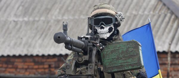 Um militar ucraniano vestindo uma máscara que descreve um crânio, em 23 de setembro de 2014, no portador de veículo blindado em um subúrbio da cidade oriental Debaltseve na região de Donetsk - Sputnik Brasil