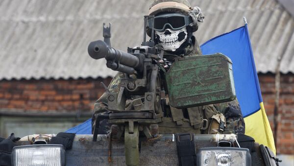 Um militar ucraniano vestindo uma máscara que descreve um crânio, em 23 de setembro de 2014, no portador de veículo blindado em um subúrbio da cidade oriental Debaltseve na região de Donetsk - Sputnik Brasil