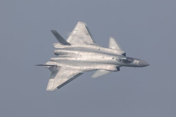 Caça furtivo chinês J-20 durante um show aéreo em Zhuhai, província de Guangdong, China, novembro de 2016 - Sputnik Brasil