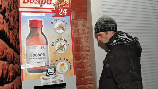 Homem perante a máquina de venda de líquido com álcool em Chita, Rússia (foto de arquivo) - Sputnik Brasil