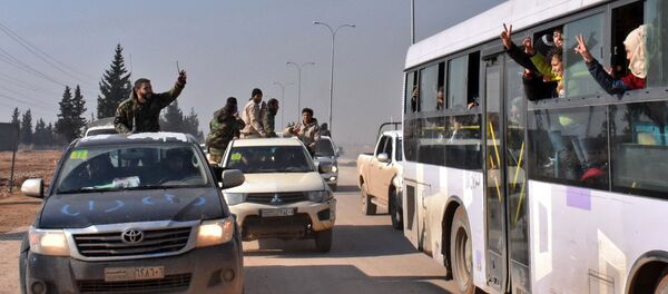 Sírios evacuados das vilas sob o controle dos terroristas perto de Idlib, Aleppo, Síria, 19 de dezembro de 2016 - Sputnik Brasil