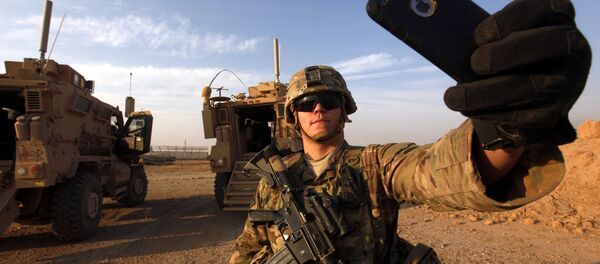 Soldado americano tirando uma selfie na base militar dos EUA em al-Qayyara, ao sul de Mossul em 25 de outubro de 2016 Soldado americano tirando uma selfie na base militar dos EUA em al-Qayyara, ao sul de Mossul em 25 de outubro de 2016 - Sputnik Brasil