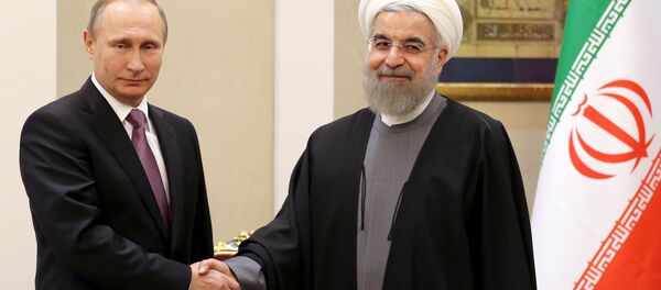 Presidente russo Vladimir Putin e o líder iraniano Hassan Rouhani durante reunião - Sputnik Brasil