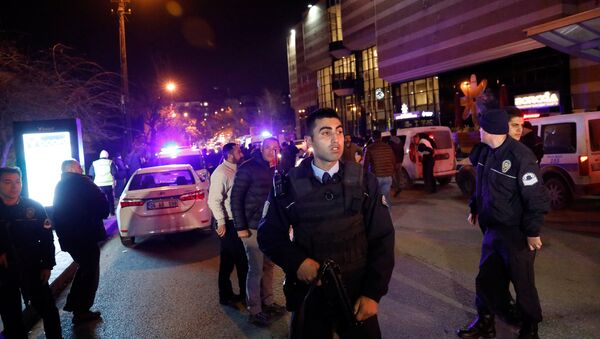 Polícia turca faz segurança da área perto da galeria de artes onde foi baleado o embaixador russo na Turquia, Andrei Karlov, em Ancara, em 19 de dezembro 2016 - Sputnik Brasil