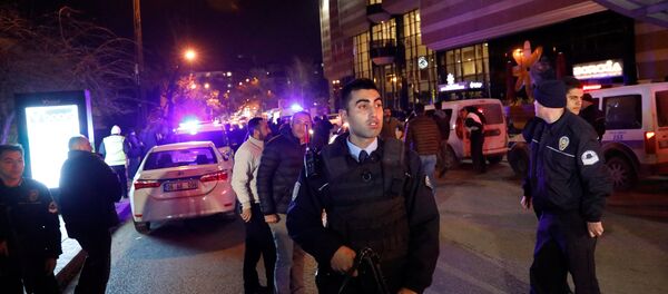 Turkish police secure the area near an art gallery where the Russian Ambassador to Turkey Andrei Karlov was shot, in Ankara, Turkey, December 19, 2016 - Sputnik Brasil