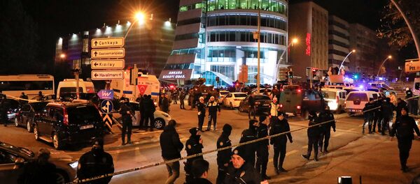 Turkish police secure the area near an art gallery where the Russian Ambassador to Turkey Andrei Karlov was shot in Ankara, Turkey, December 19, 2016 - Sputnik Brasil