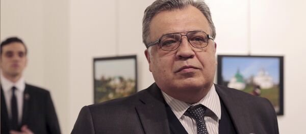 Andrei Karlov, embiaxador da Rússia na Turquia, momentos antes de ser baleado por seu assassino em Ancara - Sputnik Brasil