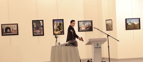 An unnamed gunman gestures after shooting the Russian Ambassador to Turkey, Andrei Karlov, at a photo gallery in Ankara, Turkey. - Sputnik Brasil