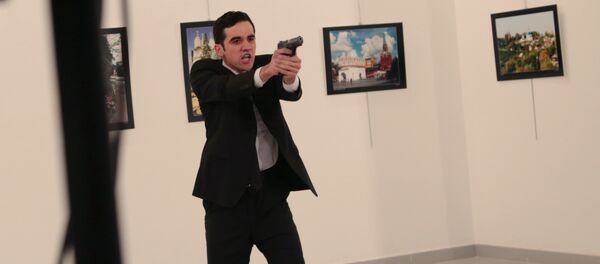 Mevlut Mert Altintas, assassino do embaixador russo na Turquia, Andrei Karlov, na cena do crime: uma galeria de arte em Ancara - Sputnik Brasil