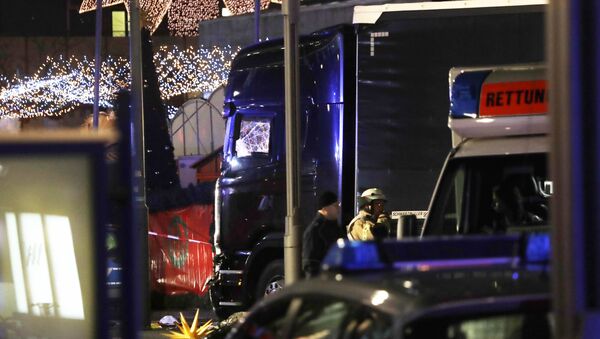 Police stand beside a damaged truck which ran into crowded Christmas market in Berlin, Germany. - Sputnik Brasil