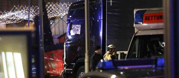 Police stand beside a damaged truck which ran into crowded Christmas market in Berlin, Germany. - Sputnik Brasil
