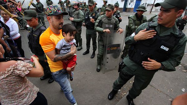 Pessoas retidas na Venezuela tentam cruzar a fronteira para voltar ao seu país - Sputnik Brasil
