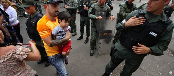 Pessoas retidas na Venezuela tentam cruzar a fronteira para voltar ao seu país Pessoas retidas na Venezuela tentam cruzar a fronteira para voltar ao seu país - Sputnik Brasil