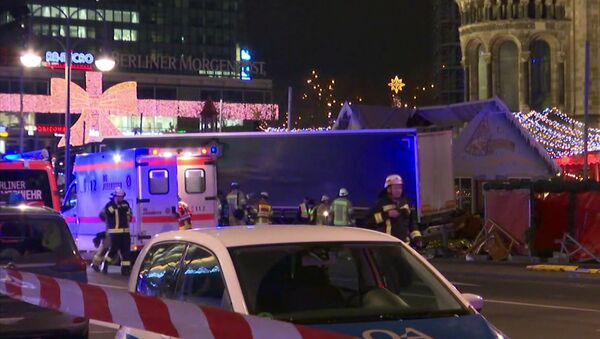 Polícia e carros de emergência no local do atropelamento de uma multidão por um caminhão em Berlim - Sputnik Brasil