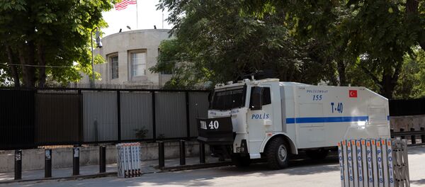 A Turkish riot police van is stationed outside the US Embassy as supporters of President Recep Tayyip Erdogan were expected to come to protest, in Ankara, Turkey, Monday, July 18, 2016 - Sputnik Brasil