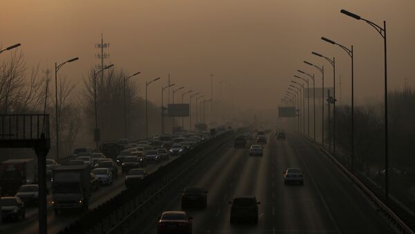 Vehicles drive on the 5th Ring Road in smog during morning rush hour on the fourth day after a red alert was issued for heavy air pollution in Beijing, China, December 19, 2016. - Sputnik Brasil