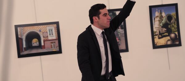 Atirador gesticula após atirar no embaixador russo na Turquia, Andrei Karlov, na galeria de arte em Ancara, 19 de dezembro de 2016 - Sputnik Brasil