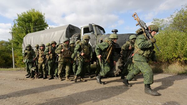 Milícias da autoproclamada República Popular de Donetsk deixam suas posições durante retirada do povoado de Petrovske, a 50 quilômetros de Donetsk, em 3 de outubro de 2016 - Sputnik Brasil