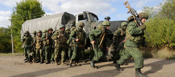 Milícias da autoproclamada República Popular de Donetsk deixam suas posições durante retirada do povoado de Petrovske, a 50 quilômetros de Donetsk, em 3 de outubro de 2016 - Sputnik Brasil