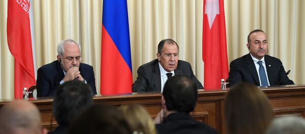 Iranian Foreign Minister Mohammad Javad Zarif, Russian Foreign Minister Sergei Lavrov and Turkish Foreign Minister Mevlut Cavusoglu attend a press conference in Moscow on December 20, 2016 - Sputnik Brasil