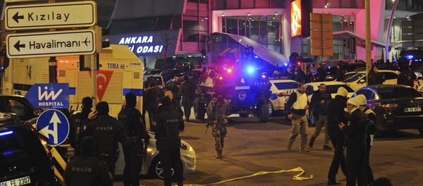 Polícia turca cerca área próxima ao local do assassinato do embaixador russo em Ancara, Andrei Karlov - Sputnik Brasil