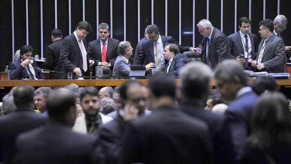 Deputados negociam para a votação do projeto de renegociação dos débitos do estados - Sputnik Brasil