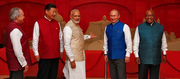 (Da esquerda para direita) Presidente do Brasil Michel Temer, presidente chinês, Xi Jinping, primeiro-ministro da Índia Narendra Modi, presidente da Rússia Vladimir Putin e presidente da África do Sul Jacob Zuma posam em frente de escultura de areia na véspera da cúpula dos BRICS (Brasil, Rússia, China, Índia, África do Sul) em Goa, Índia, em 15 de outubro de 2016 - Sputnik Brasil