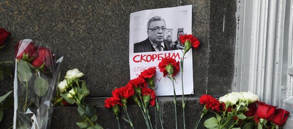 Os habitantes de Moscou depõem flores na entrada ao Ministério das Relações Exteriores russo, em homenagem ao embaixador assassinado, Andrei Karlov Os habitantes de Moscou depõem flores na entrada ao Ministério das Relações Exteriores russo, em homenagem ao embaixador assassinado, Andrei Karlov - Sputnik Brasil