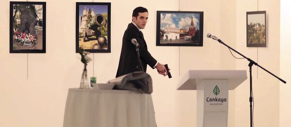 Atacante dispara arma após ter morto a tiro o embaixador da Rússia na Turquia, Andrei Karlov, em uma exposição fotográfica em Ancara, Turquia, 19 de dezembro de 2016 - Sputnik Brasil