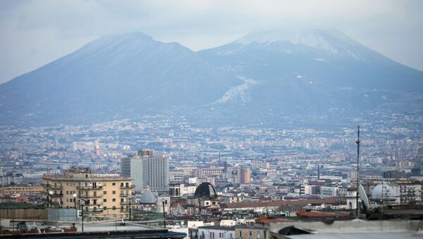 Vista pela cidade de Nápoles e vulcão Vesúvio, Itália (foto de arquivo) - Sputnik Brasil