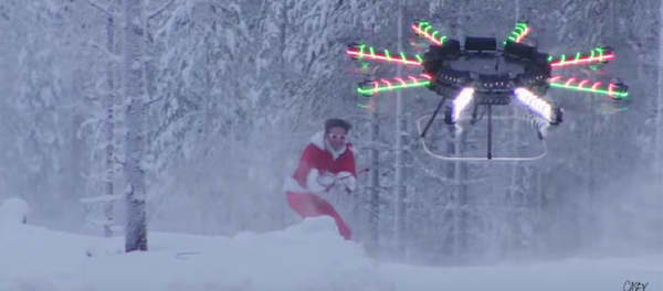 Papai Noel deslizando de snowboard atrás de um drone - Sputnik Brasil