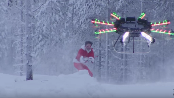 Papai Noel deslizando de snowboard atrás de um drone - Sputnik Brasil