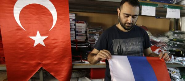 Istambul, Turquia, funcionário de uma loja manuseia bandeira da Rússia - Sputnik Brasil