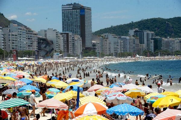Praia de Copacabana em tradicional dia de sol no  verão do Rio de Janeiro - Sputnik Brasil