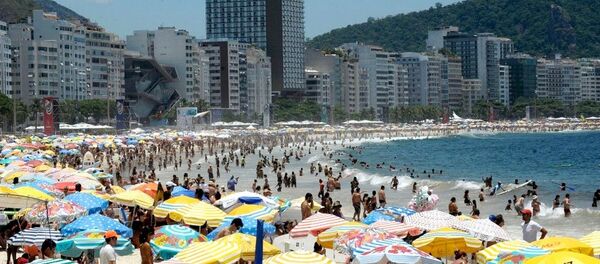 Praia de Copacabana em tradicional dia de sol no  verão do Rio de Janeiro - Sputnik Brasil